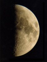 Pour la lune : 14/01/00 : lune au premier quartier (36X) prise avec un 
114/910 sur Kodak Royal Gold 200. 1/30 s. : ce temps est un bon compromis 
pour que les cratres ressortent bien sans que les mers ne soient surexposes.
