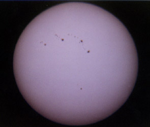 Pour le soleil : Le soleil (36X) avec ses tches solaires, signe d'une 
activit lectromagntique intense. Photo prise avec un 114/910 (tlescope 
de 910 mm de focale et de 114 mm de diamtre). 1/500 s. sur pellicule 200 iso.